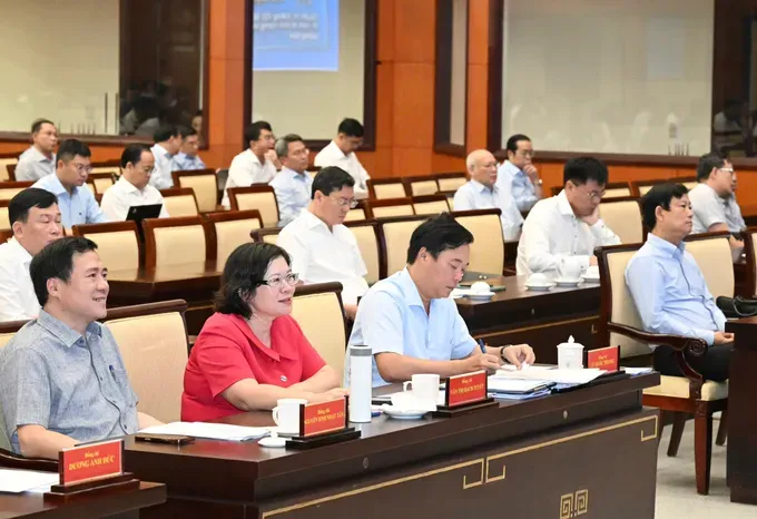 9月29日上午，代表出席党中央政治局若干《决议》和《指示》贯彻落实会议。图:越勇