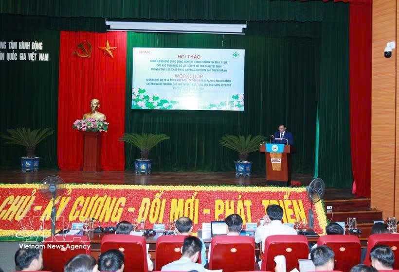 越南国家地雷行动中心常务副主任何廷香发表讲话。图自越通社
