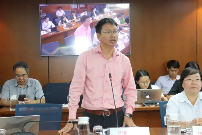 2-Ông Lê Hoàng Anh thông tin tại họp báo.jpg
