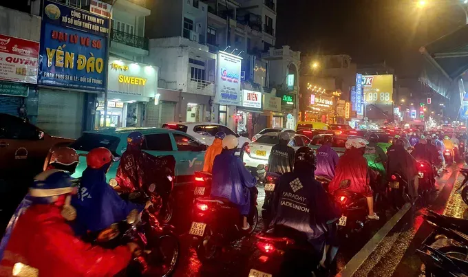 2-Vất vả di chuyển trên đường Phan Đình Phùng .jpg