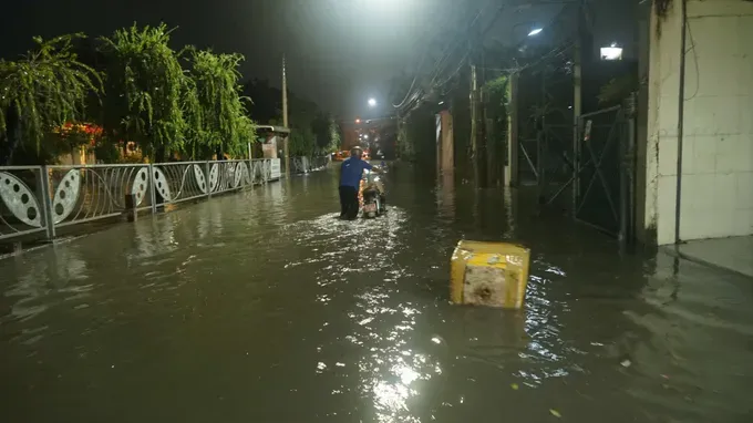 5-Mưa lớn kết hợp triều cường khiến nước ngập vào nhà nhiều hộ dân .jpg