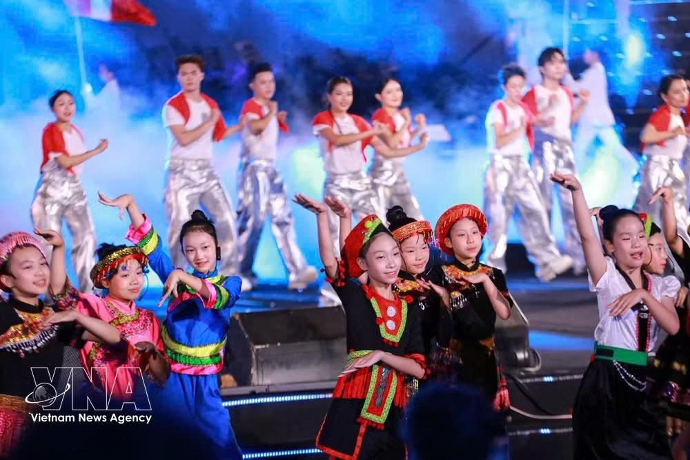 le-hoi-van-hoa-the-gioi-tai-ha-noi-lan-thu-2-muon-sac-mau-cung-hoi-tu-2.jpg