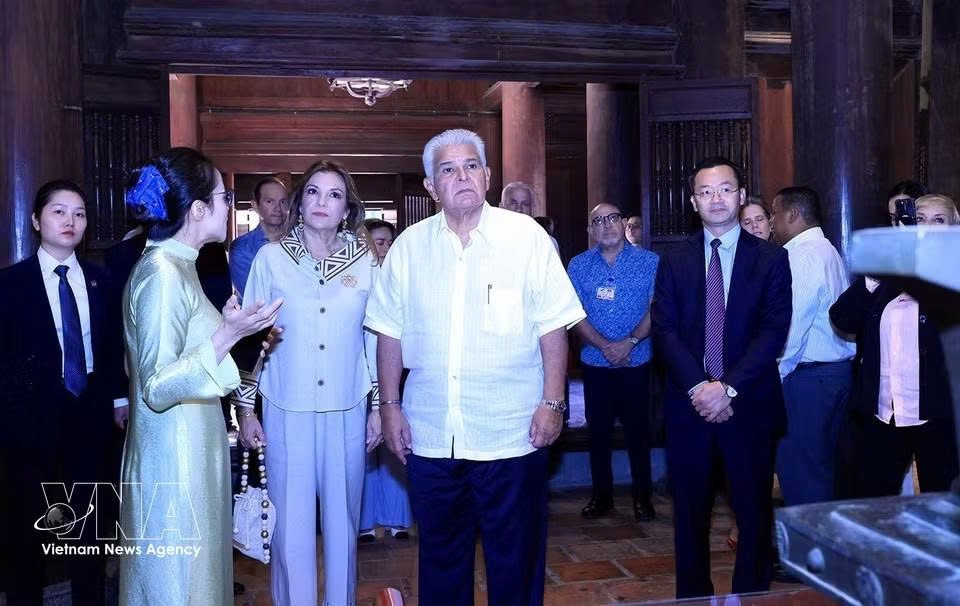 10-tong-thong-panama-tham-van-mieu.jpg
