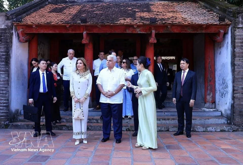 9-tong-thong-panama-tham-van-mieu.jpg