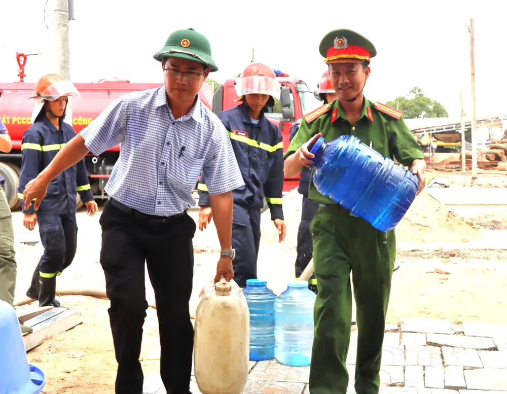 1- Cán bộ chiến sĩ tất bật vận chuyển nước vào tận nhà.jpg
