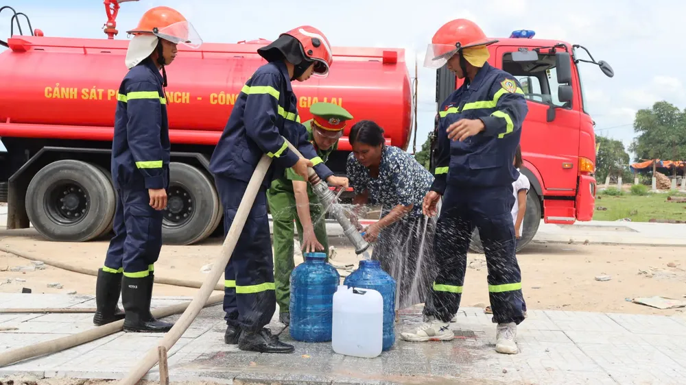 4- Cán bộ chiến sĩ tất bật vận chuyển nước vào tận nhà.jpg