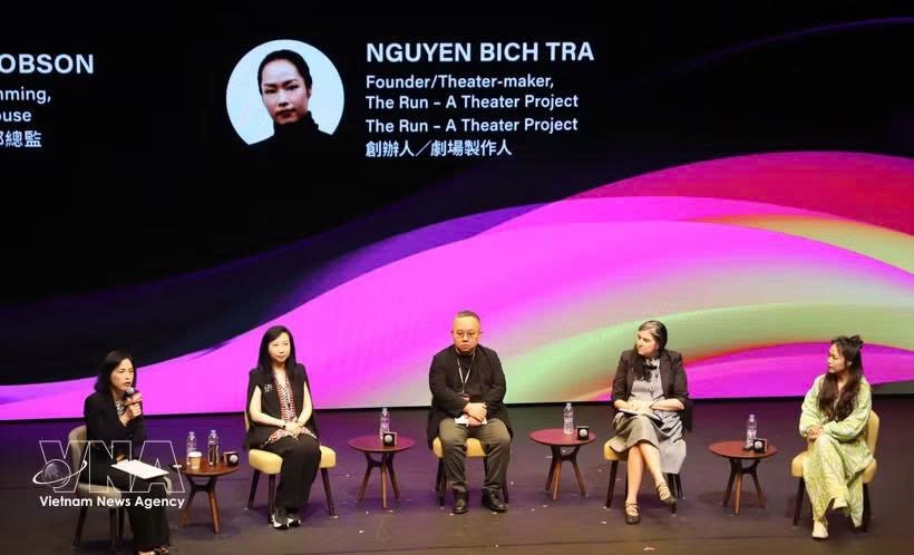导演、剧场艺术家阮碧茶（右一）——独立剧场项目“The Run - A Theatre Project”创始人进行现场交流。图自越通社