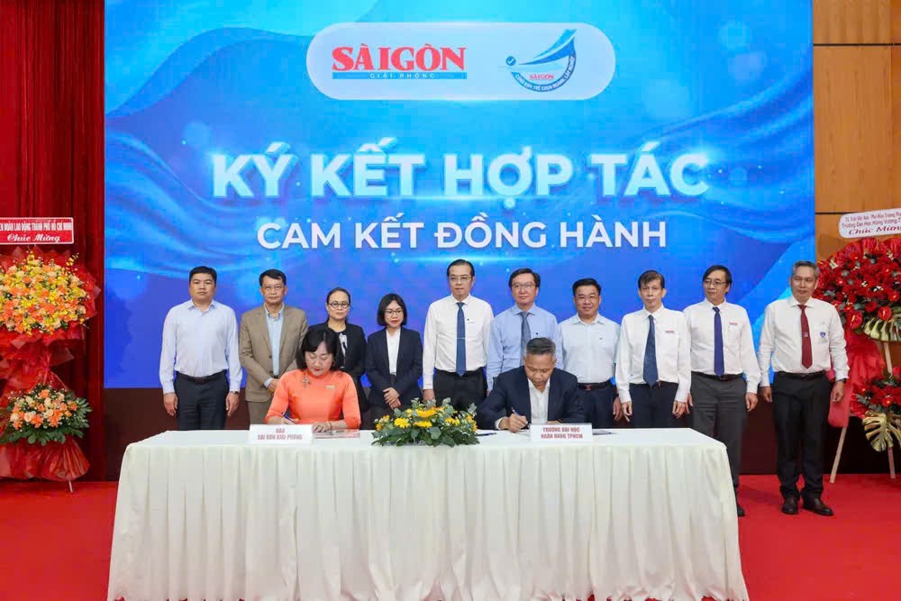 4- Nhà báo Bùi Thị Hồng Sương cùng đại diện Trường ĐH Ngân hàng ký kết biên bản ghi nhớ hợp tác.jpg