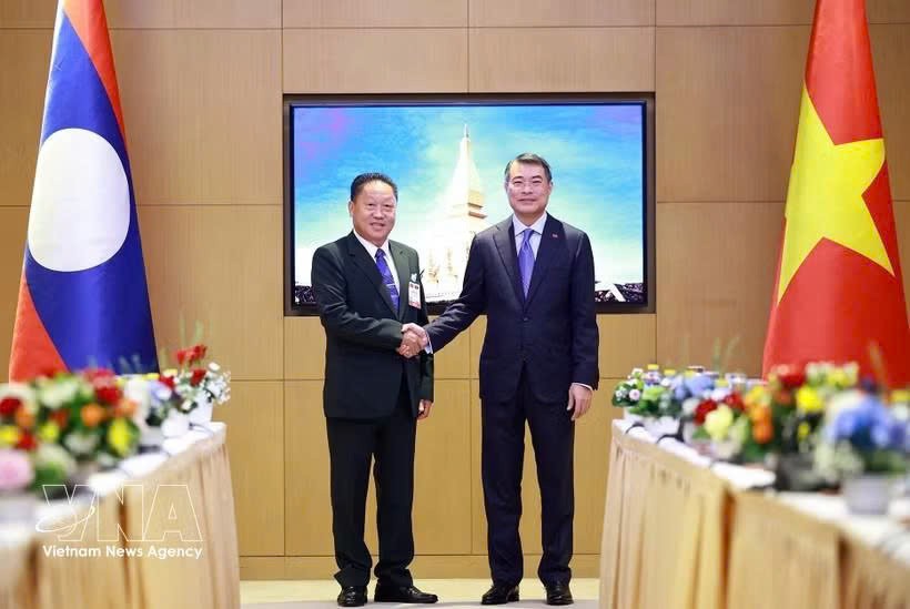 黎明兴总理与老挝人民革命党中央委员会委员、老挝建国阵线中央委员会副主席老宝松·那翁赛。图片来源：越通社