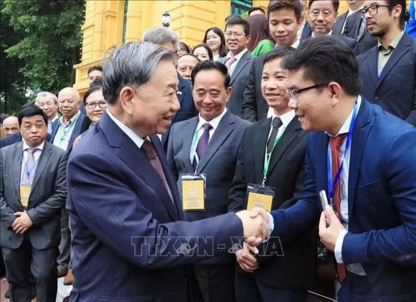 越南党中央总书记、国家主席苏林与回国出席第四次世界越南人会议及海外越南知识分子和专家论坛的侨胞见面。图自越通社