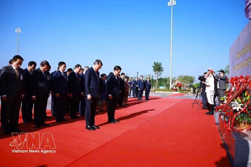 越南政府总理黎明兴与老挝政府总理沙伦赛·贡玛西向两国已故领袖敬献花圈。图自越通社