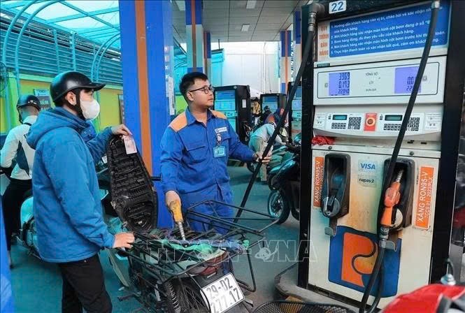 Mua, bán xăng tại điểm kinh doanh xăng, dầu Petrolimex.jpg
