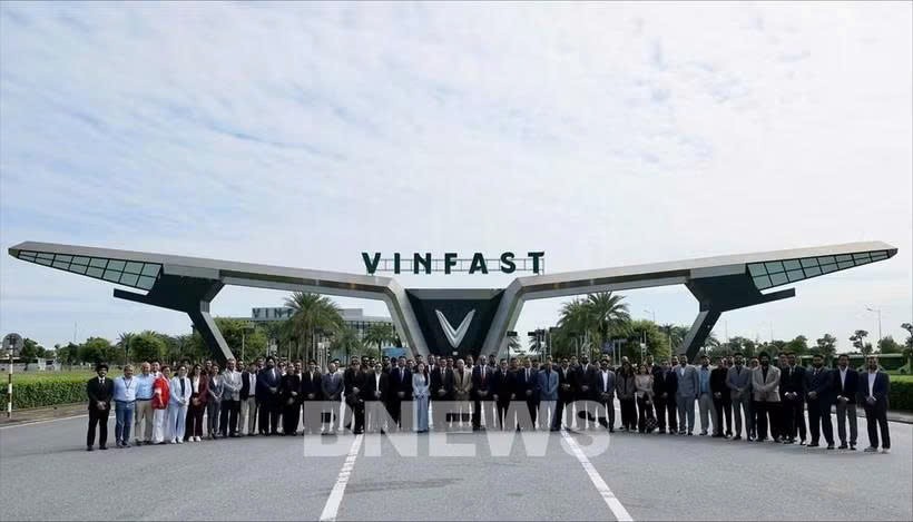 签字仪式在海防VinFast生产联合体举行，这是印度经销商合作伙伴代表团访问越南并开展工作期间的一项活动。图自越通社