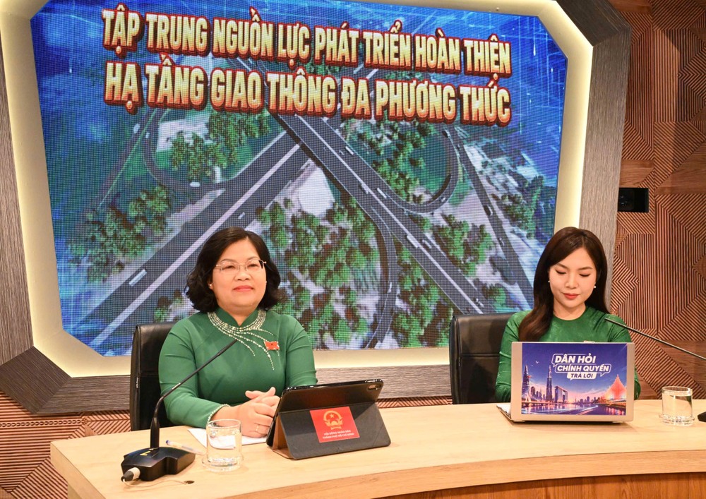 2 -Phó Chủ tịch HĐND TPHCM Nguyễn Trường Nhật Phượng điều hành chương trình.jpg