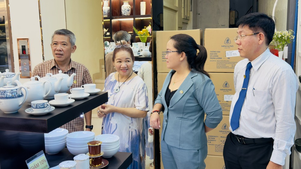 4  -Lãnh đạo phường Nhiêu Lộc tham quan mô hình kinh doanh gốm sứ tại hộ kinh doanh trên đường Nguyễn Phúc Nguyên.jpg