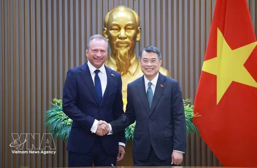 政府总理黎明兴会见卢森堡财政大臣吉勒·罗特。图自越通社