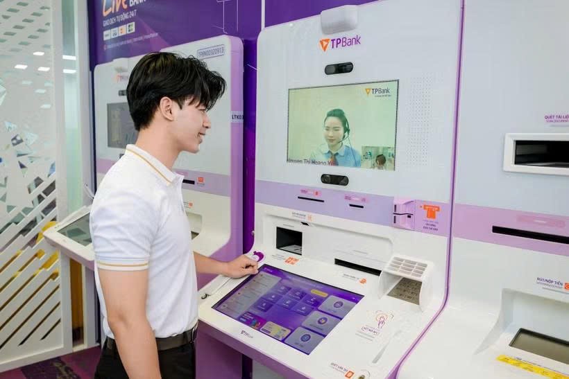 客户在先锋股份商业银行使用LiveBank 24/7自动银行服务。图自TP Bank