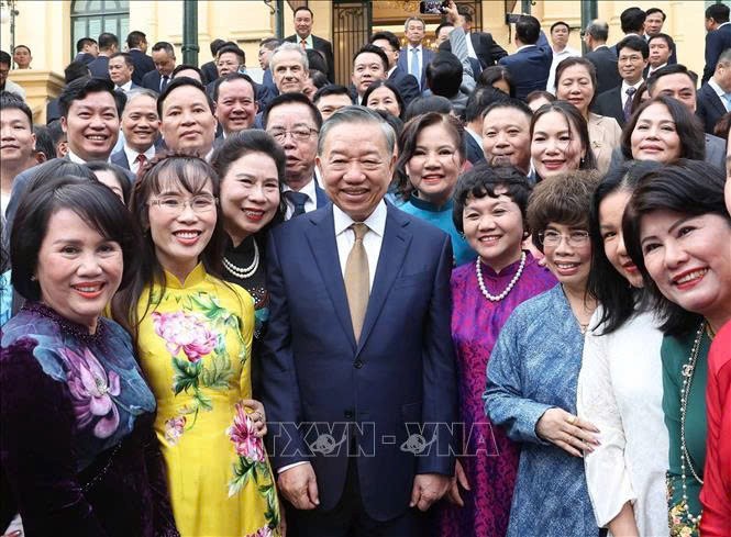 党中央总书记、国家主席苏林与企业代表合影留念。图自越通社
