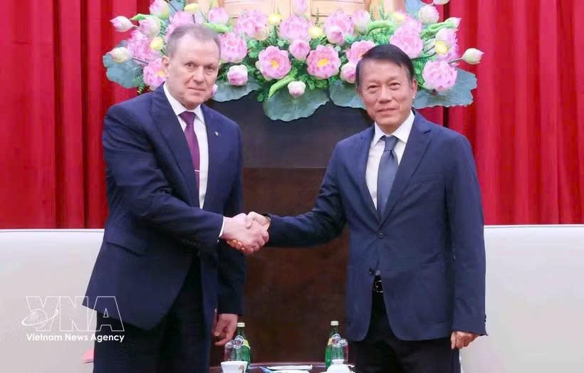党中央政治局委员、公安部长梁三光大将与俄罗斯联邦处罚执行局局长阿尔卡季·亚历山德罗维奇·戈斯捷夫大将。图自越通社