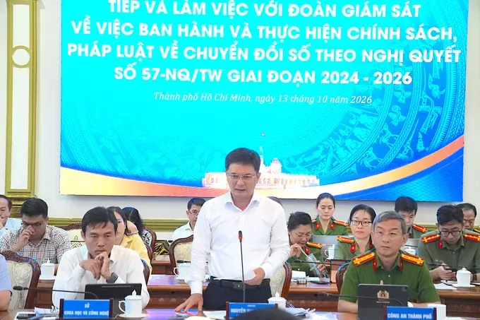 3-Phó Chủ tịch UBND TPHCM Nguyễn Mạnh Cường báo cáo với đoàn giám sát.jpg