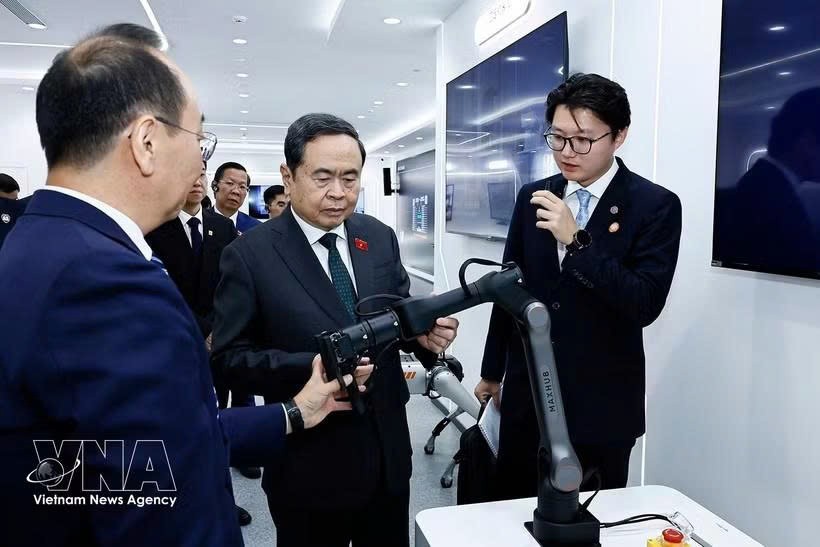 国会主席陈青敏在亦庄经济开发区视源股份（CVTE）参观了解应用人工智能（AI）技术的多领域交互显示产品。图自越通社