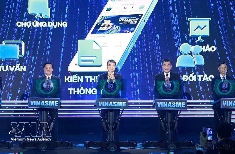 政府总理黎明兴与与会代表共同举行越南中小企业协会数字平台上线仪式（2026年8月）。 图自越通社