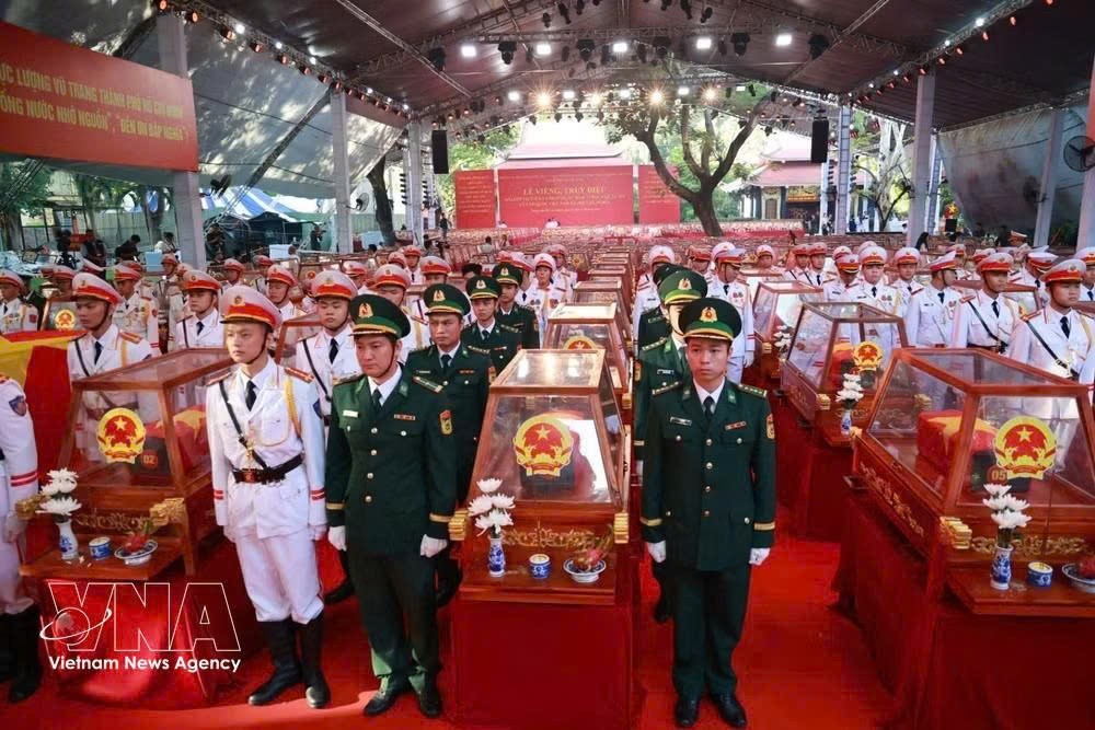 potal-thu-tuong-du-le-vieng-truy-dieu-va-an-tang-hai-cot-liet-si-tai-cong-vien-le-thi-rieng-2.jpg