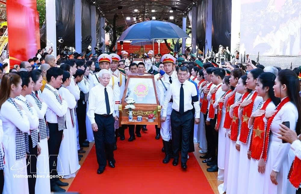 potal-thu-tuong-du-le-vieng-truy-dieu-va-an-tang-hai-cot-liet-si-tai-cong-vien-le-thi-rieng-3.jpg
