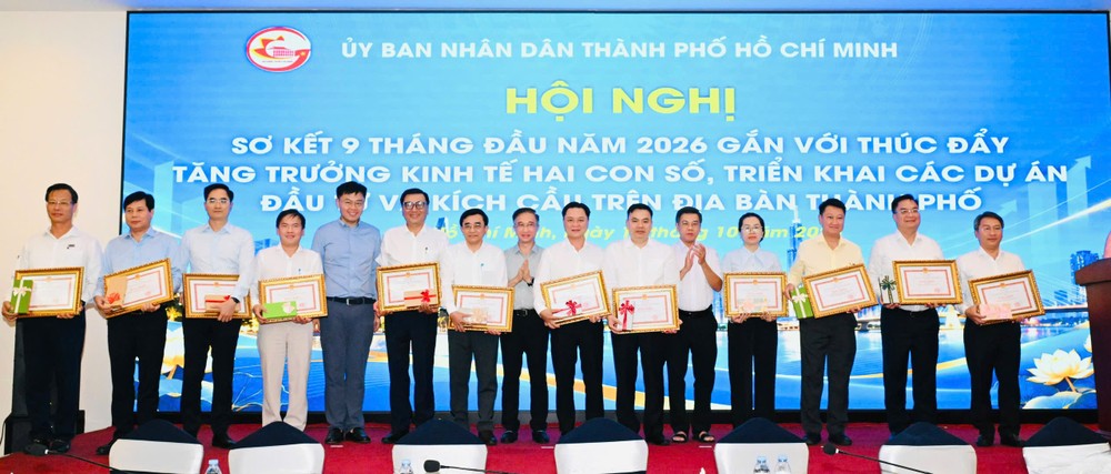 3 -Phó Bí thư Thành ủy TPHCM Đặng Minh Thông cùng Phó Chủ tịch HĐND TPHCM Nguyễn Văn Dũng và Phó Chủ tịch UBND TPHCM Trương Minh Huy Vũ.jpg