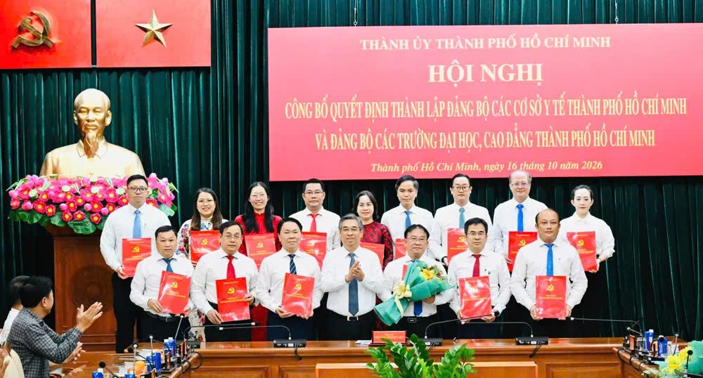Đồng chí Nguyễn Phước Lộc trao quyết định và tặng hoa chúc mừng Ban Chấp hành Đảng bộ các cơ sở y tế TPHCM..jpg
