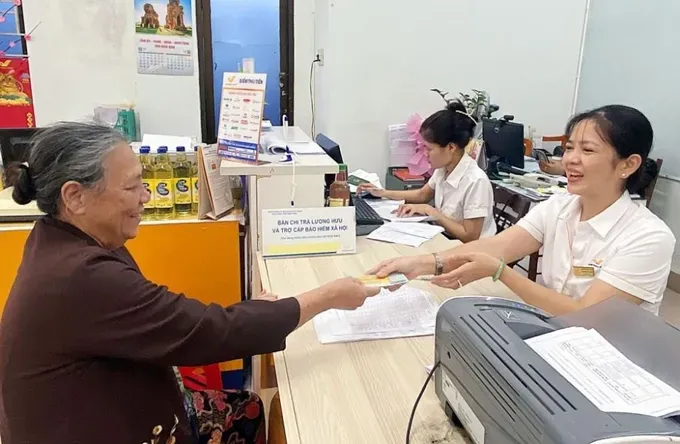 老年人在发放点领取津贴。图:越南社保机关