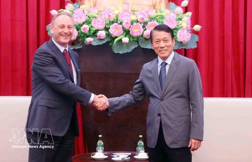 党中央政治局委员、公安部长梁三光大将与诺基亚集团亚太地区业务开发部总经理安德鲁·科普。图自越通社