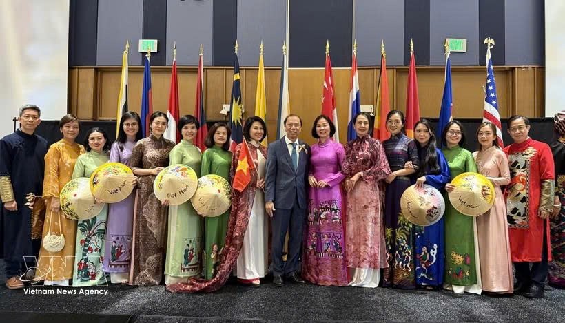 越南驻美国大使阮国勇与越南驻美代表机构代表合影。图自越通社