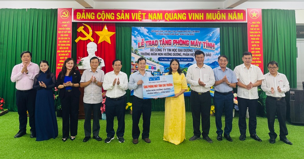 胡志明市新闻与广播电视机构为昆岛师生提供科技辅助。