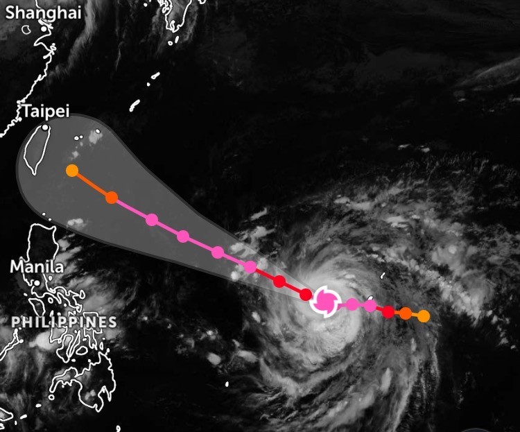超强“蔷琵” 台风朝西北面方向移动。图:10月18日下午5时Zoom Earth应用软件截屏