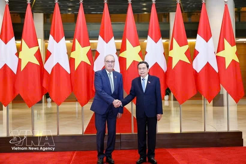 越南国会主席陈青敏与瑞士联邦主席居伊·帕姆兰。图自越通社
