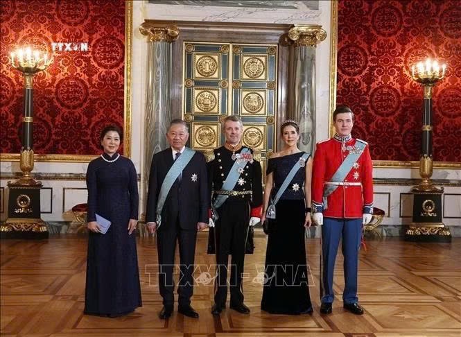 越南党中央总书记、国家主席苏林及夫人同丹麦国王腓特烈十世、王后玛丽及克里斯蒂安王储合影。图自越通社