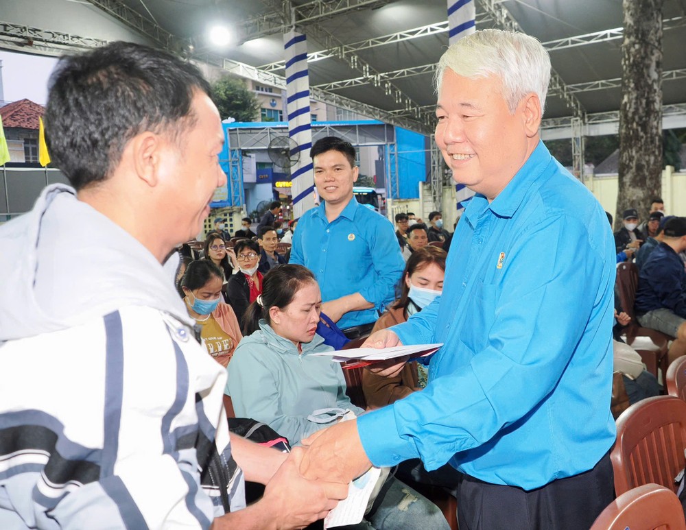 胡志明市劳动联团主席武克泰在2026丙午年春节期间向工人发放过年礼物。