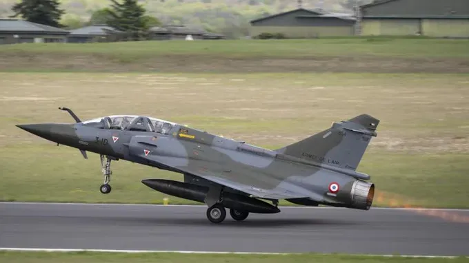 隶属于法国第133南锡-奥谢空军基地的 Mirage 2000D 战斗机在罗热维尔区域失事坠毁。图:法国武装力量与退伍军人部