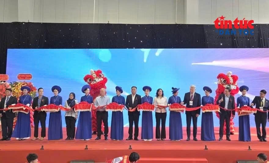 2-Ban tổ chức thực hiện nghi thức khai mạc Hội chợ hàng Việt Nam.jpg