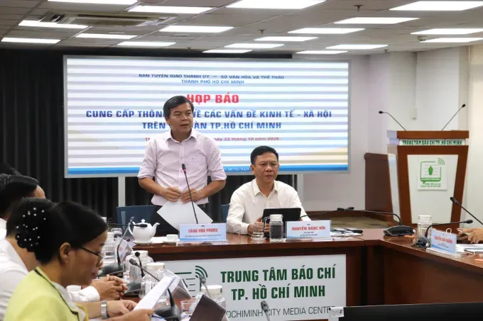 胡志明市市委宣教处副主任曾友锋主持新闻发布会。图:锦雪