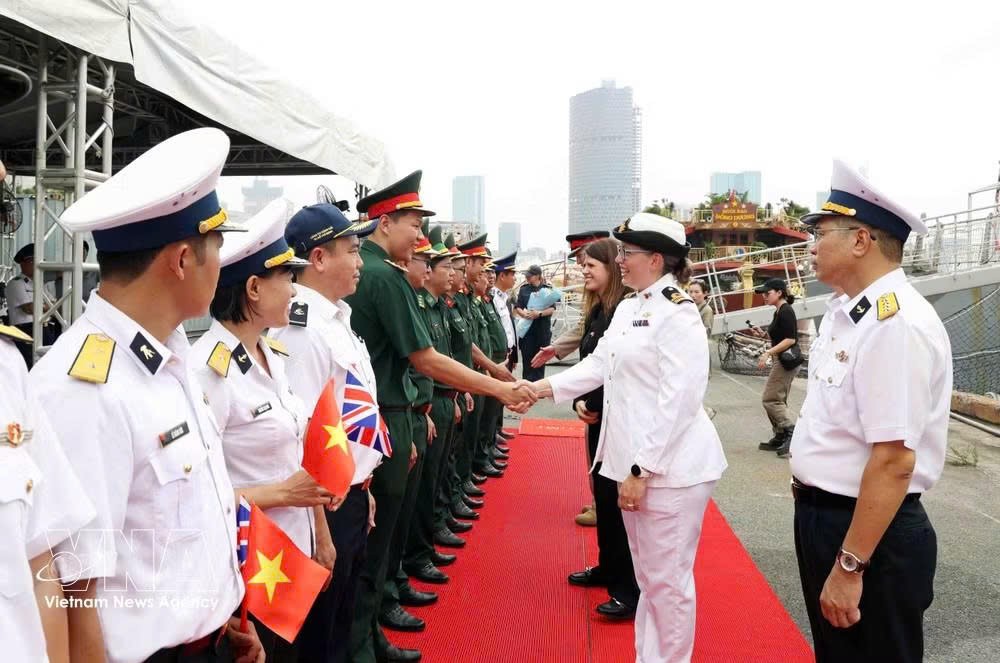 potal-tau-hai-quan-anh-hms-spey-lan-thu-2-tham-thanh-pho-ho-chi-minh-1.jpg