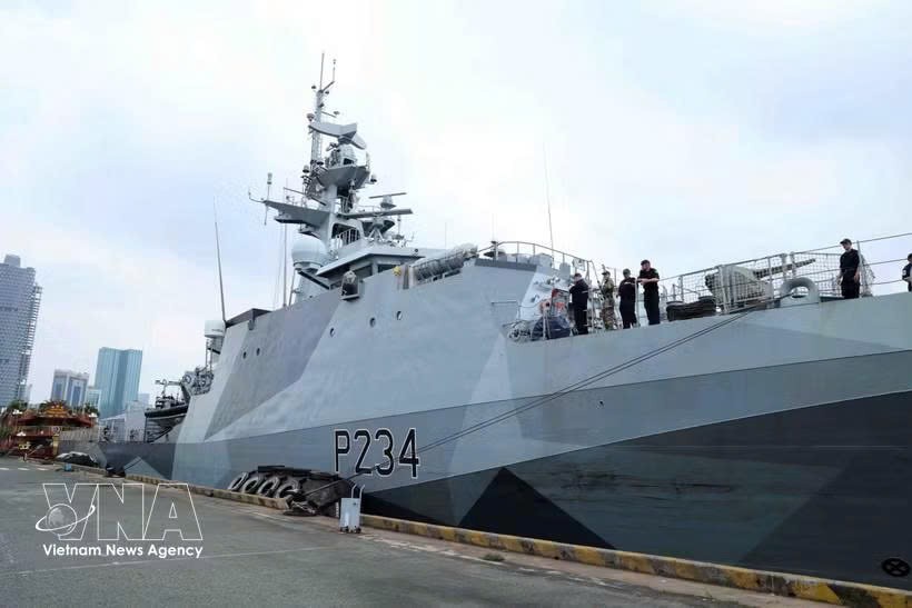 英国皇家海军“斯佩”号(HMS Spey)近海巡逻舰停靠芽龙-庆会国际港。图片来源：越通社