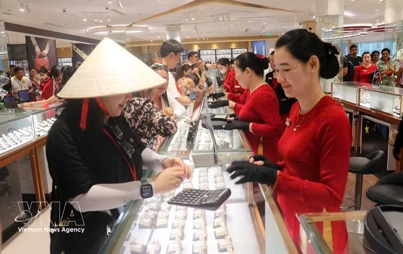 游客在富国市的玉贤珍珠店购物。图自越通社