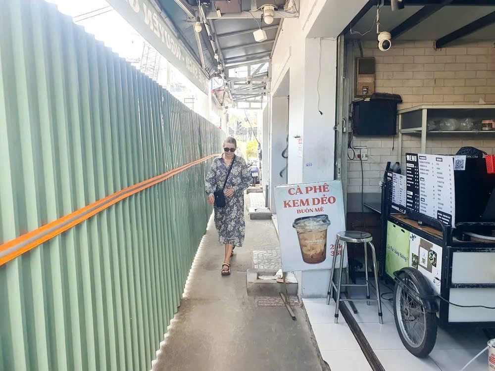 八月革命街上受骚坛站施工围蔽影响而陷入经营困境的咖啡店。图:坚强