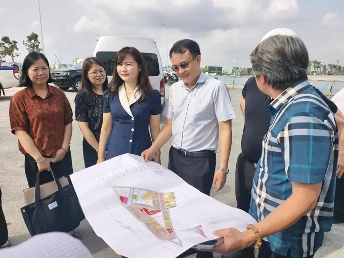 考察团实地考察春泰山乡的国际大学城都市区项目。图:阮新