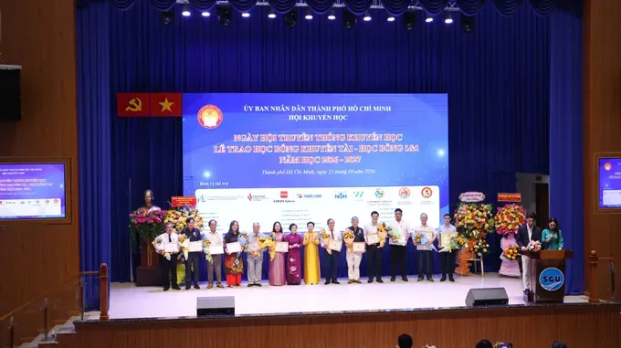 Trung ương Hội Khuyến học Việt Nam trao bằng khen và kỷ niệm chương cho 1 tập thể và 12 cá nhân có thành tích xuất sắc trong công tác khuyến học, khuyến tài.jpg