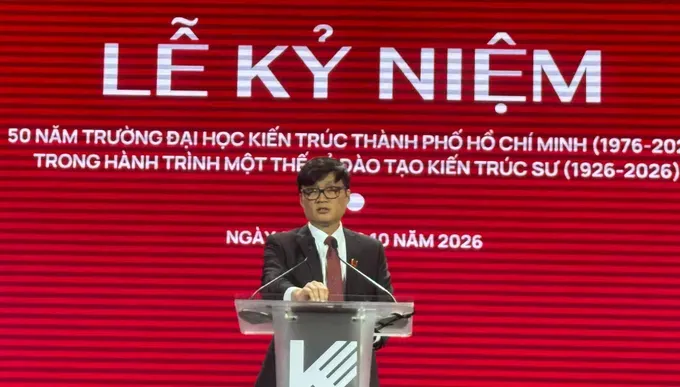 3-Hiệu trưởng Trường ĐH Kiến trúc TPHCM PGS-TS-KTS Phạm Trọng Thuật phát biểu tại buổi lễ.jpg