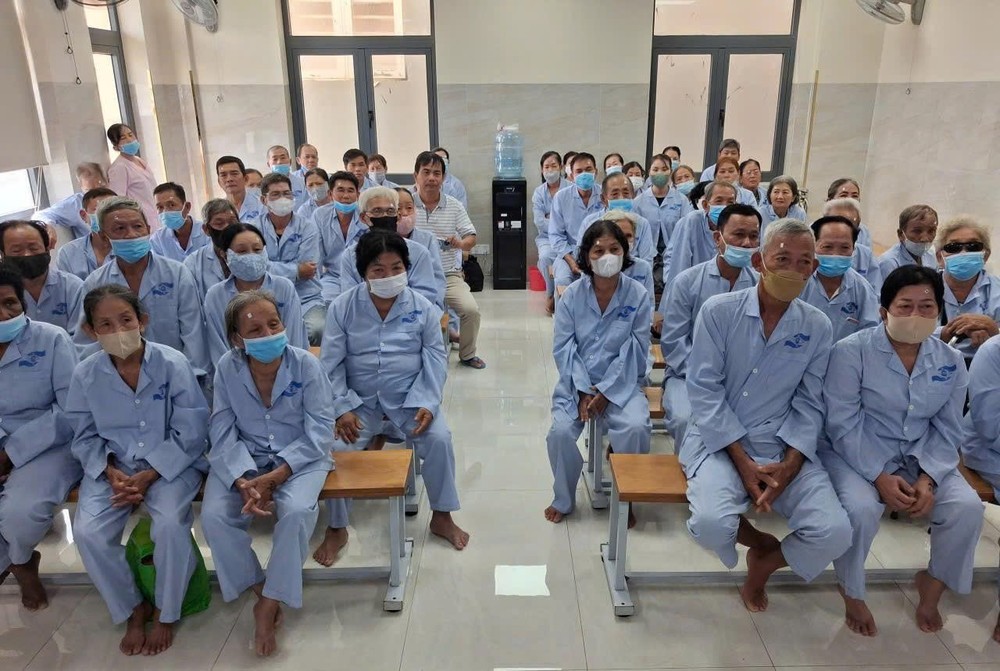 在西南眼科医院等待施手术的患眼疾贫困者。