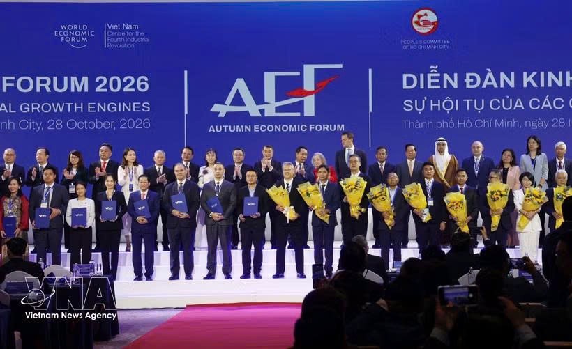 政府领导及出席AEF 2026的代表、胡志明市国际金融中心成员及投资者合影。图自越通社